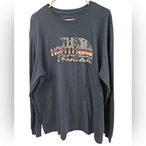 THE NORTH FACE MEN'S BLUE LONG SLEEVE GRAPHIC T-SHIRT. SIZE X-LARGE.